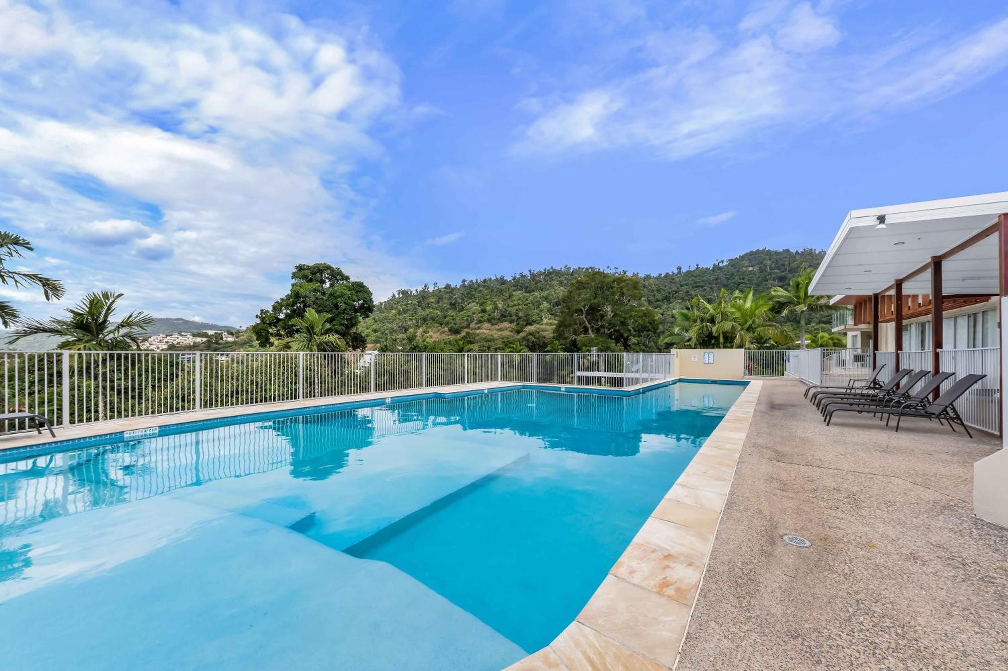 Airlie Summit Apartments Airlie Beach Esterno foto